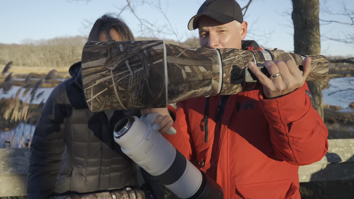 Canon 600mm f/4 prime lens positioned next to Canon 200-800mm zoom