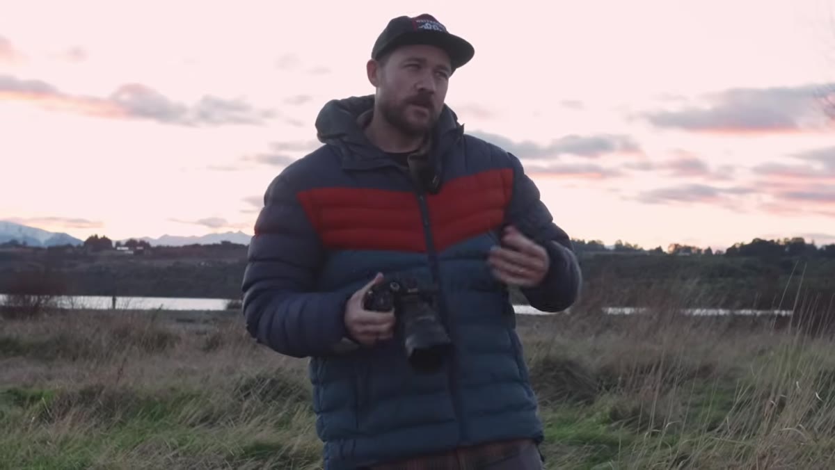Text and lens graphic defining ultra-wide focal range