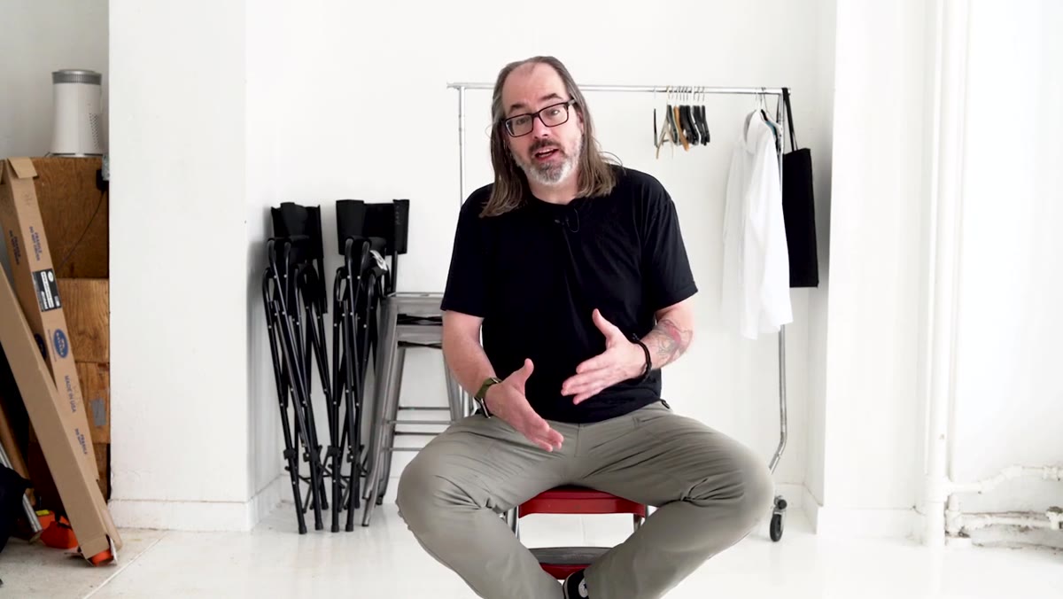 Daniel describing how his Profoto B10 kit contains only B10-specific gear and batteries