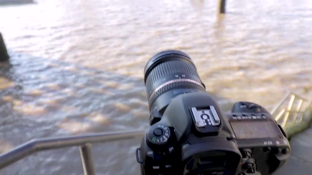 Photographer setting aperture to f/6.3 in bulb mode