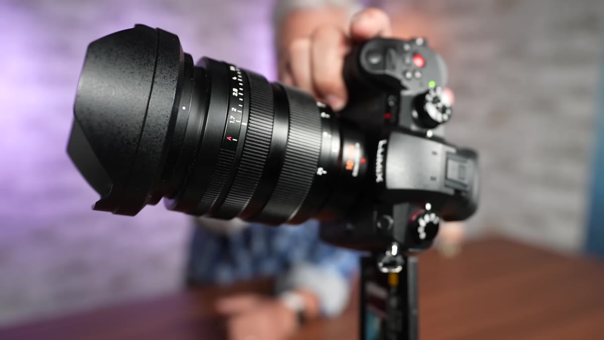 10-25mm f/1.7 lens mounted on GH5 II body