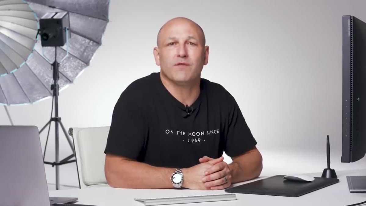 Narrator comparing aperture capability between prime and zoom lenses
