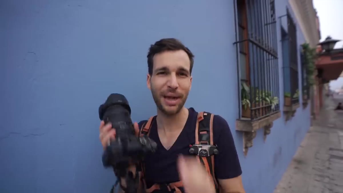Pierre holding the lens, comparing size at 24mm and 70mm