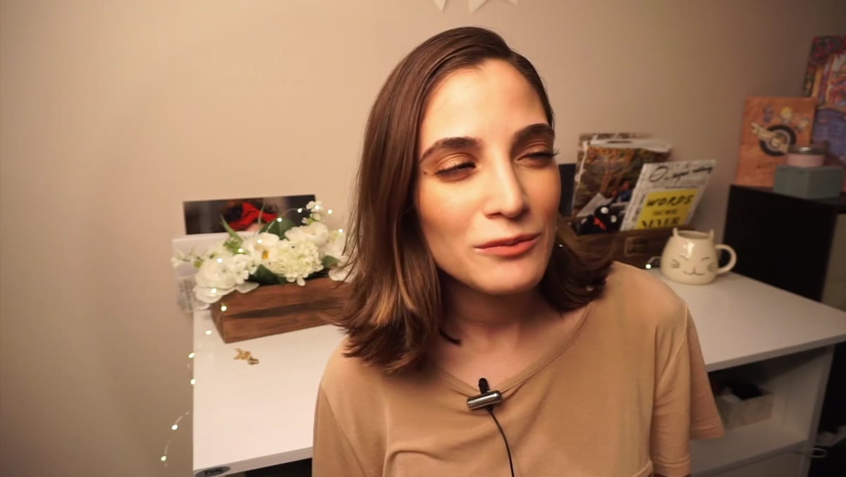 Jessica explaining viewers assume she uses the more expensive f/1.2