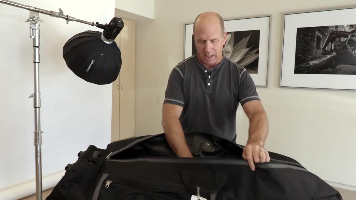 Golf bag being described as holding light stands and modifiers