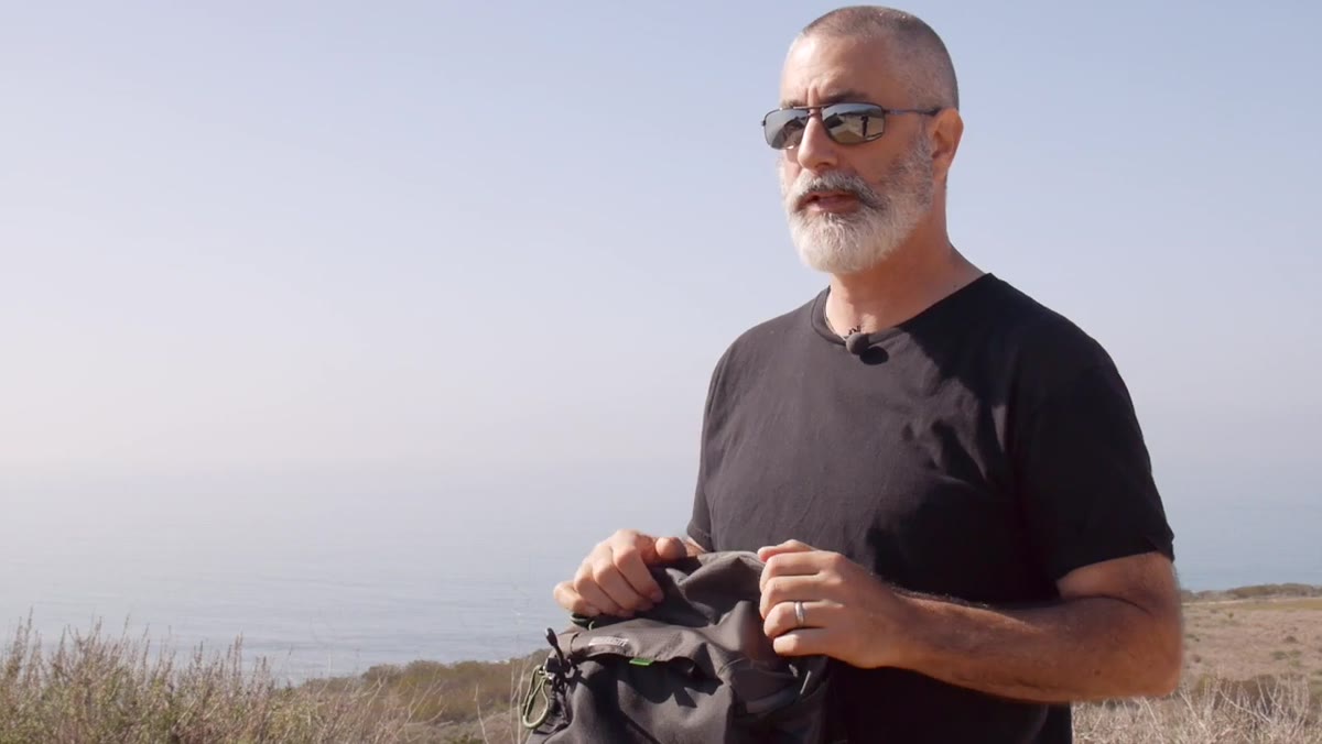 Reviewer demonstrates the fiddle lock release mechanism on hip belt