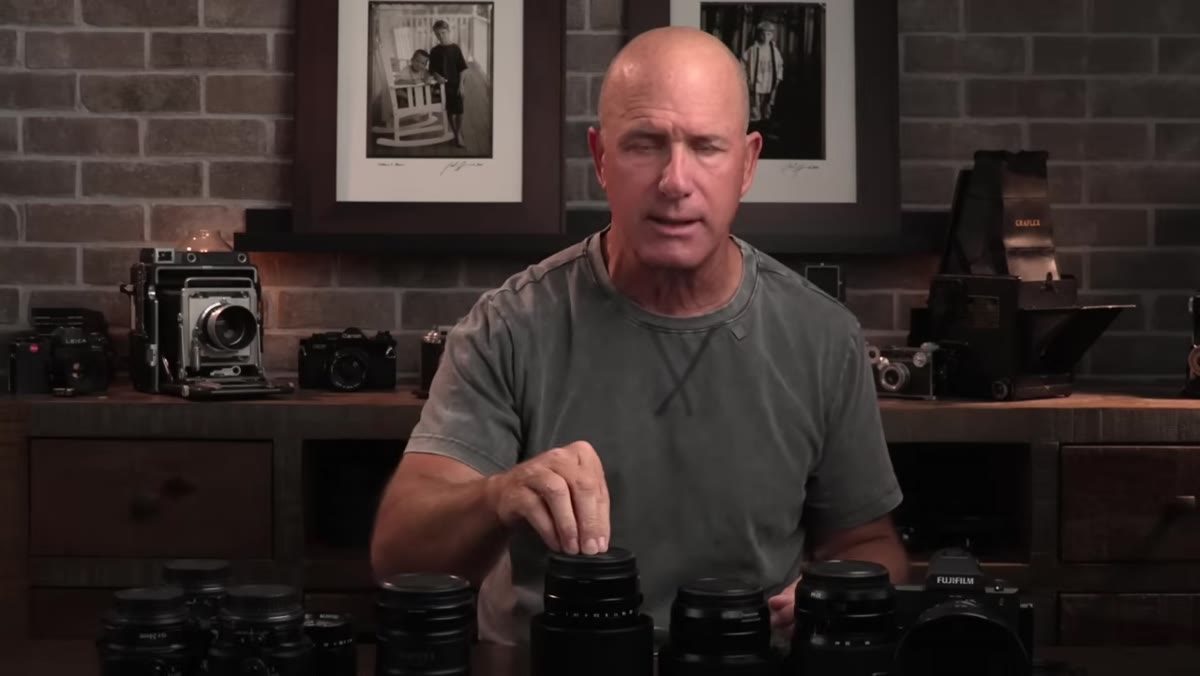 Joel comparing autofocus performance between lenses