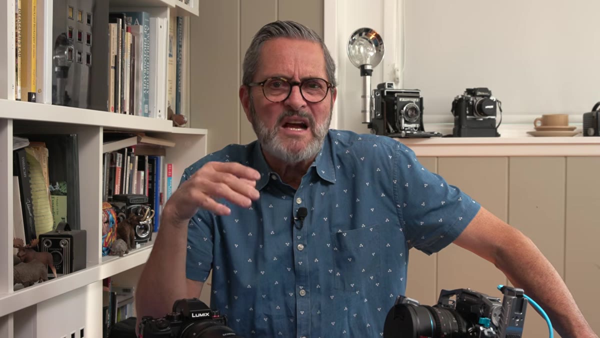 Two Sirui lenses side by side showing matching gear positions