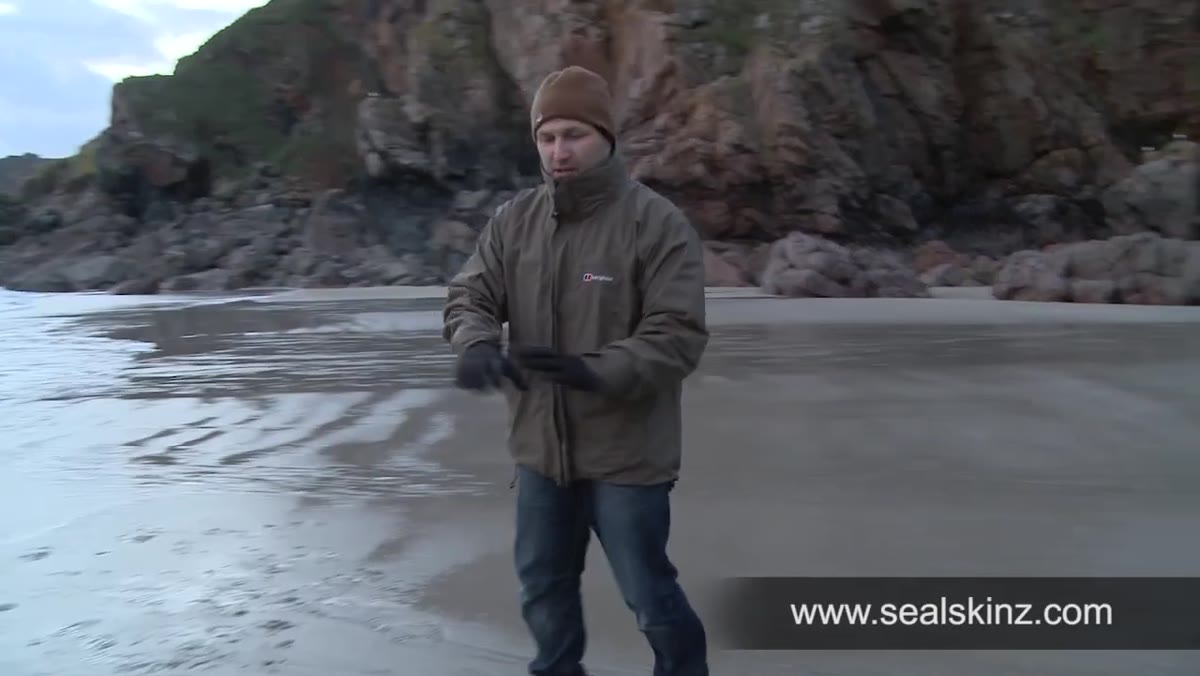 Close-up of Sealskinz gloves on the photographer&rsquo;s hands